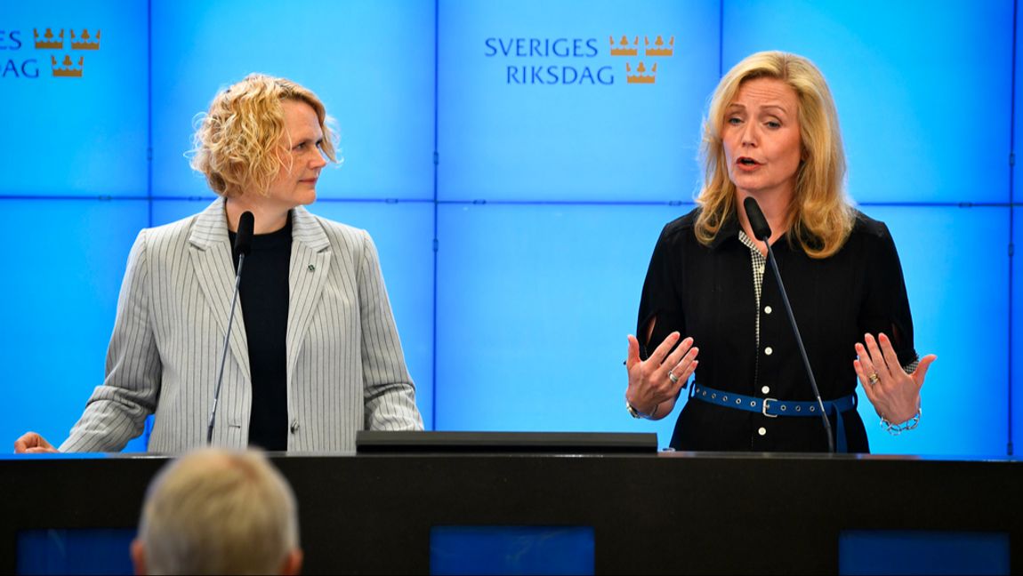 Avgående partiledare Anna-Karin Hatt till vänster och favorittippade nya ledaren Elisabeth Thand Ringqvist till höger. Arkivbild. Foto: Lars Schröder/TT