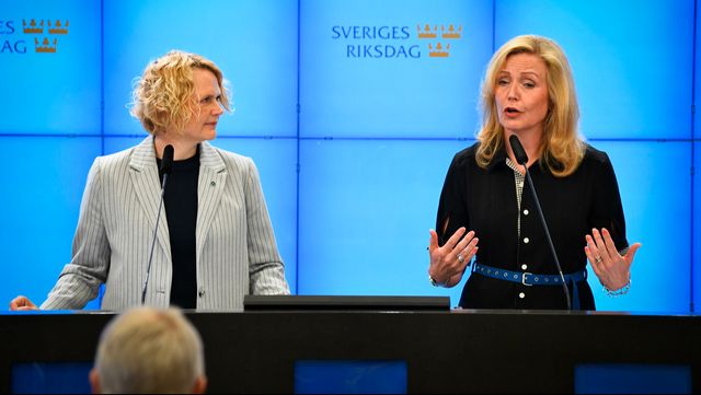 Avgående partiledare Anna-Karin Hatt till vänster och favorittippade nya ledaren Elisabeth Thand Ringqvist till höger. Arkivbild. Foto: Lars Schröder/TT