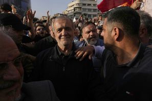 Irans president Masoud Pezeshkian närvarade vid en demonstration den 22 juni efter USA:s attacker av iranska kärnenergianläggningar. Vahid Salemi/AP/TT