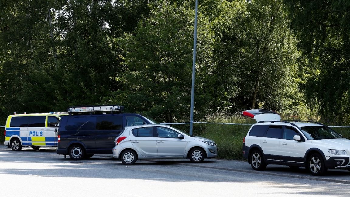 Polis på plats i Alby, Botkyrka söder om Stockholm där en man hittades skjuten i ett skogsområde. Foto: Magnus Andersson/TT