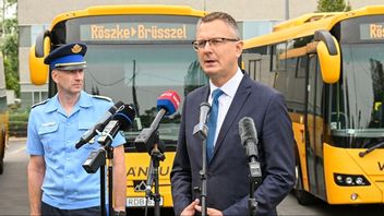 Bence Rétvári till höger. Vice rikspolischef Janos Kuczik till vänster. Foto: AP