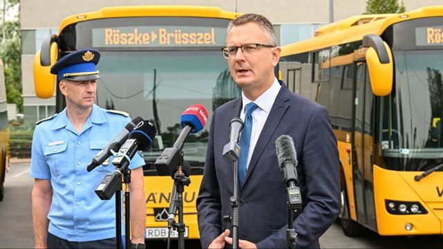 Bence Rétvári till höger. Vice rikspolischef Janos Kuczik till vänster. Foto: AP