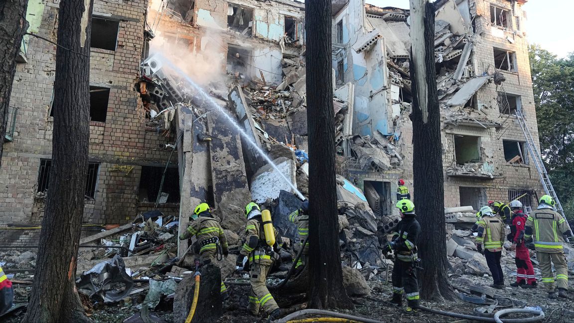 Brandmän släcker en brand i ett lägenhetshus efter en rysk attack mot Kiev tidigt på morgonen den 23 juni 2025. Foto: AP Photo/Efrem Lukatsky