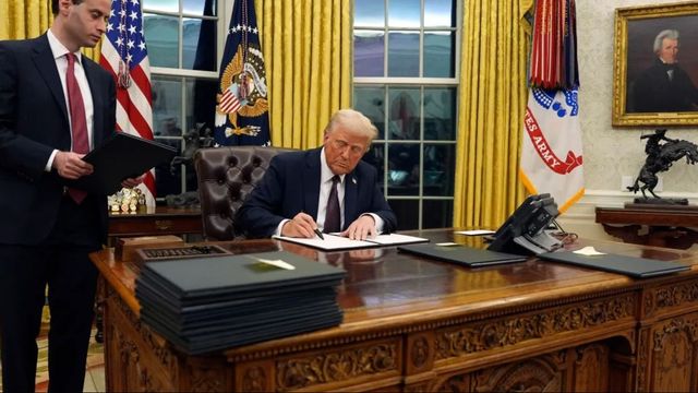 President Donald Trump visar upp det undertecknade dekretet om kryptovalutor i Vita huset den 23 januari 2025. Foto: AP Photo/Evan Vucc