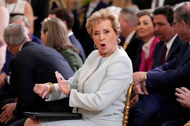 USA:s utbildningsminister Linda McMahon under ceremonin där hennes departement upplöstes. Foto: Ben Curtis/AP/TT