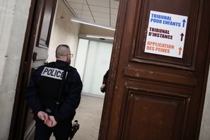 En polis väntar vid entrén till rätten vid en tidigare rättegång mot den i dag 73-årige läkaren 2020. Francois Mori/AP/TT