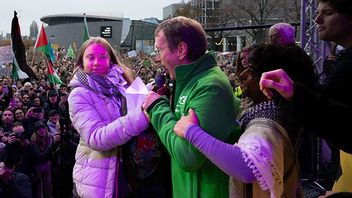 Vid en klimatdemonstration i Amsterdam roffade en man åt sig Greta Thunbergs mikrofon. Foto: Peter Dejong/AP/TT