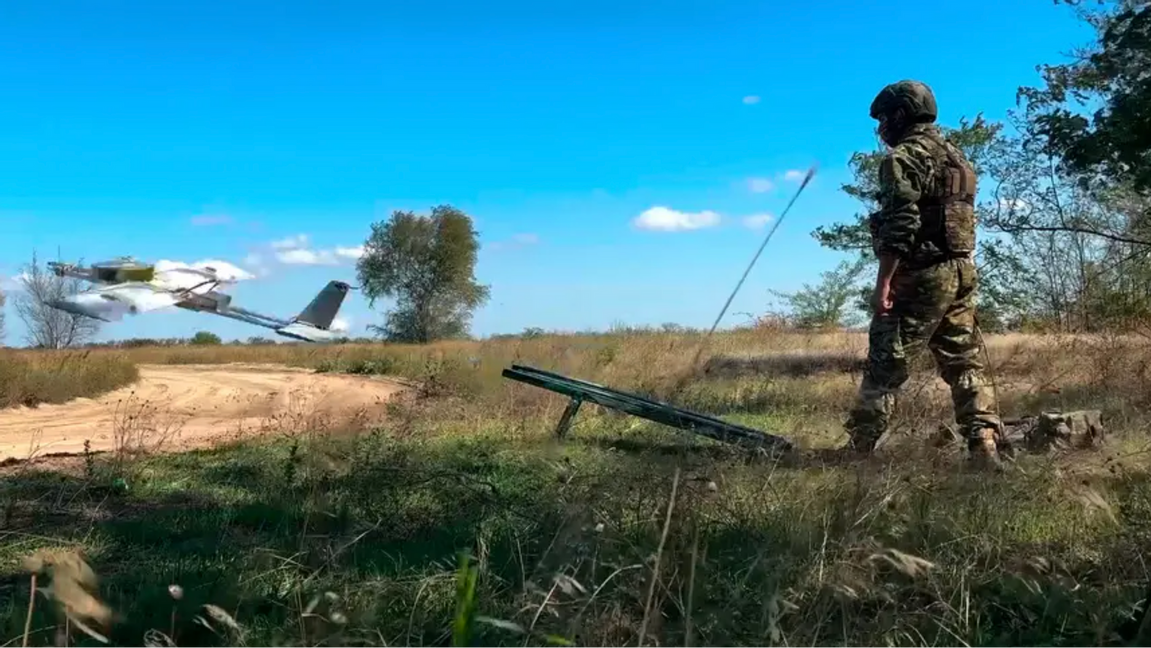 En rysk soldat skickar iväg en drönare mot ett okänt mål i Ukraina. Foto: Russian Defence Ministry Press Service via AP/TT