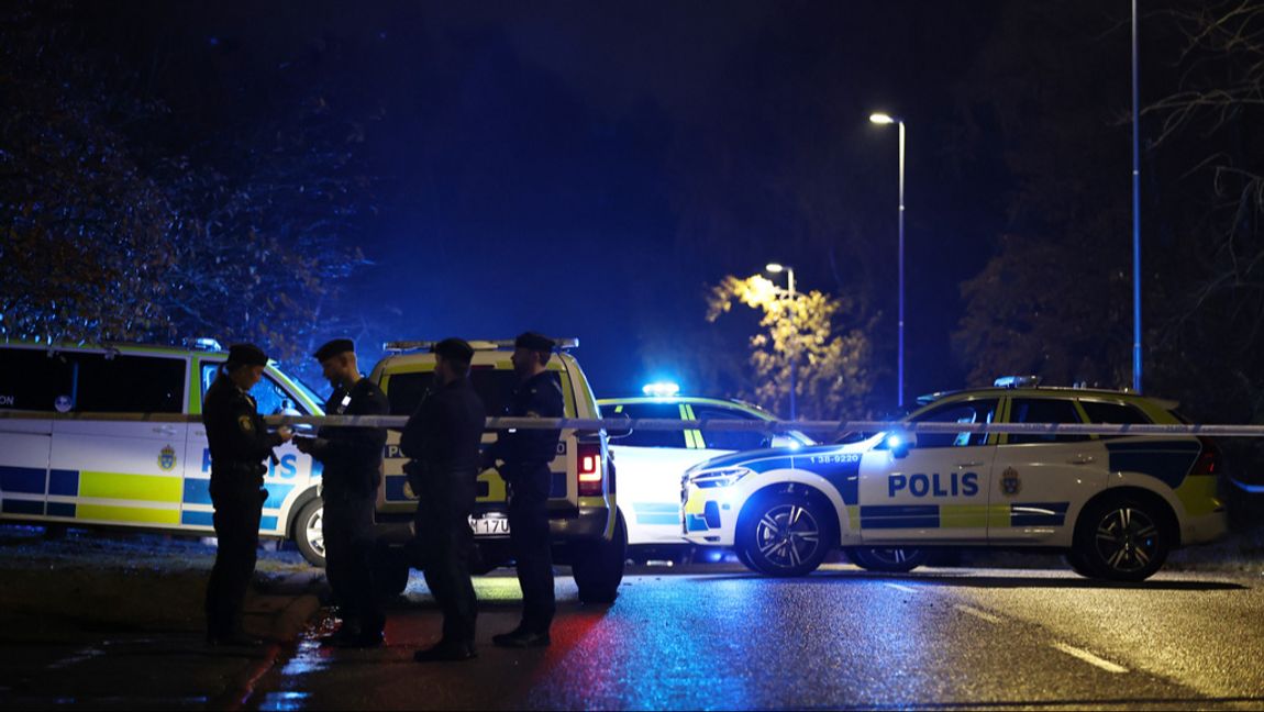 Poliser och avspärrningar vid brottsplatsen, en parkeringsplats i anslutning till ett mindre centrum.  Caisa Rasmussen/TT