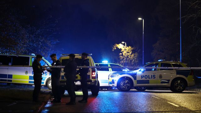 Poliser och avspärrningar vid brottsplatsen, en parkeringsplats i anslutning till ett mindre centrum.  Caisa Rasmussen/TT