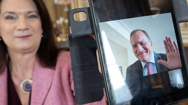Utrikesminister Ann Linde presenterar före detta statsminister Stefan Löfven som ny chef för Sipri. Löfven var förkyld och närvarade on-line i utrikesministerns iPad. Foto: Fredrik Sandberg / TT