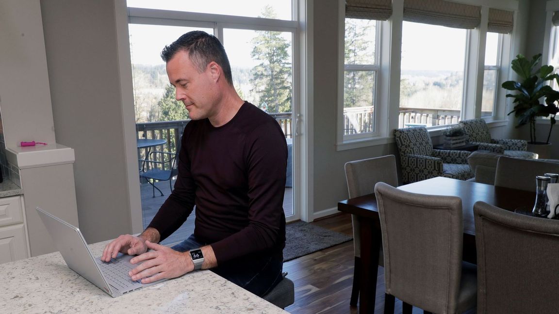 Neal Browning, ingenjör på Microsoft, distansarbetar från sitt hem i Bothell något norr om Seattle, mars 2020. Han var även en av de första frivilliga som fick ett experimentellt covid-vaccin. Foto: Ted S. Warren/AP/TT