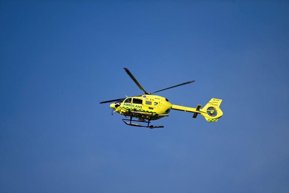 En ambulanshelikopter kallades till olycksplatsen på riksväg 26. Arkivbild. Janerik Henriksson/TT