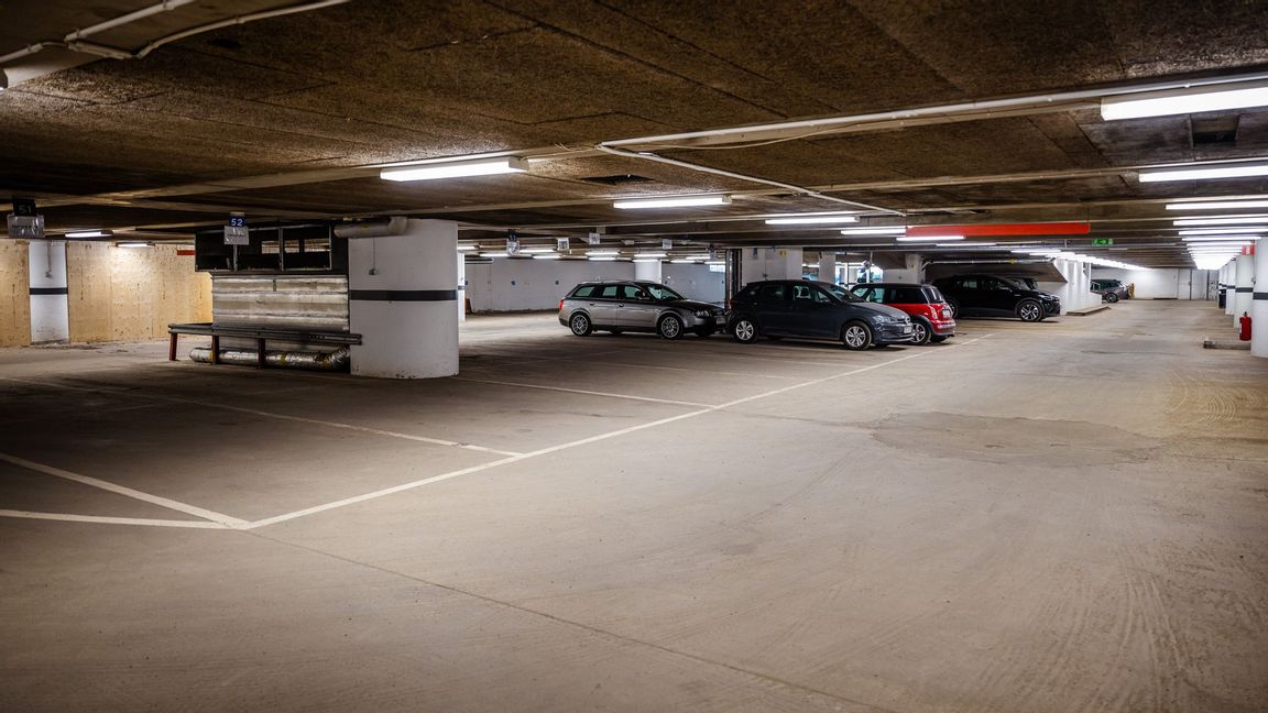 Skatteverket har beslutat att momsbelägga parkeringar och garage med 25 procent. Foto: Magnus Lejhall/TT
