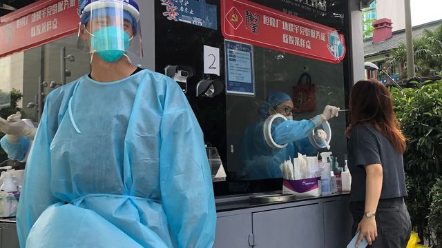 Covid-19 provtagning i Shanghai. Foto: Chen Si/AP/TT