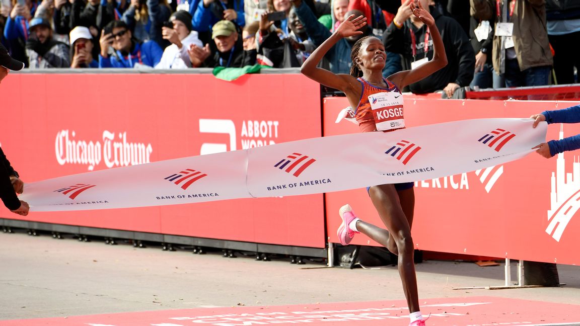 Kenyanskan Brigid Kosgei sätter nytt maratonvärldsrekord i oktober 2019, med den nya typen av skor på fötterna. Foto: Paul Beaty/AP Photo/TT