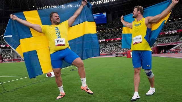 Daniel Ståhl och Simon Pettersson firar efter succén i kastringen. Foto: David J. Phillip/AP/TT