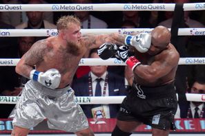 Sociala medie-profilen Jake Paul slog Mike Tyson i den uppmärksammade Netflixmatchen i Texas. Julio Cortez/AP/TT