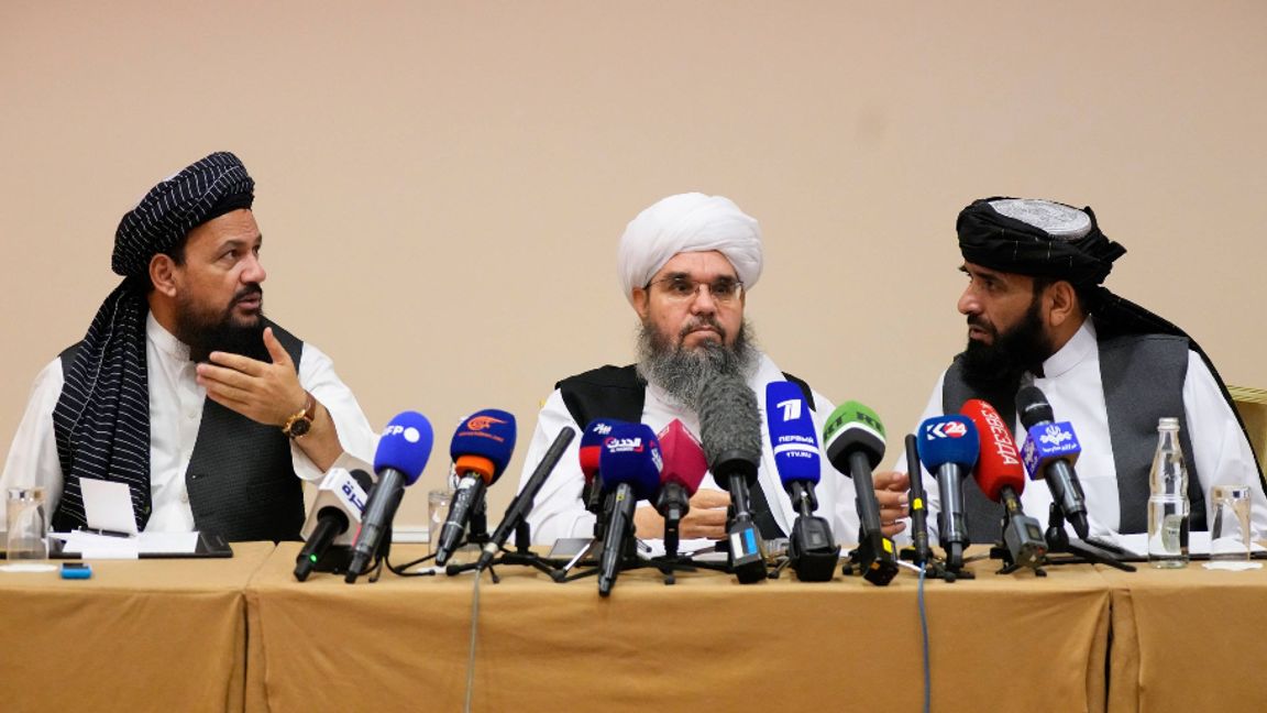 Mohammad Naim, Mawlawi Shahabuddin Dilawar och Suhil Shaheen, medlemmar i en talibansk delegation som under fredagen höll en presskonferens i Moskva. Foto: Alexander Zemlianichenko/AP/TT.