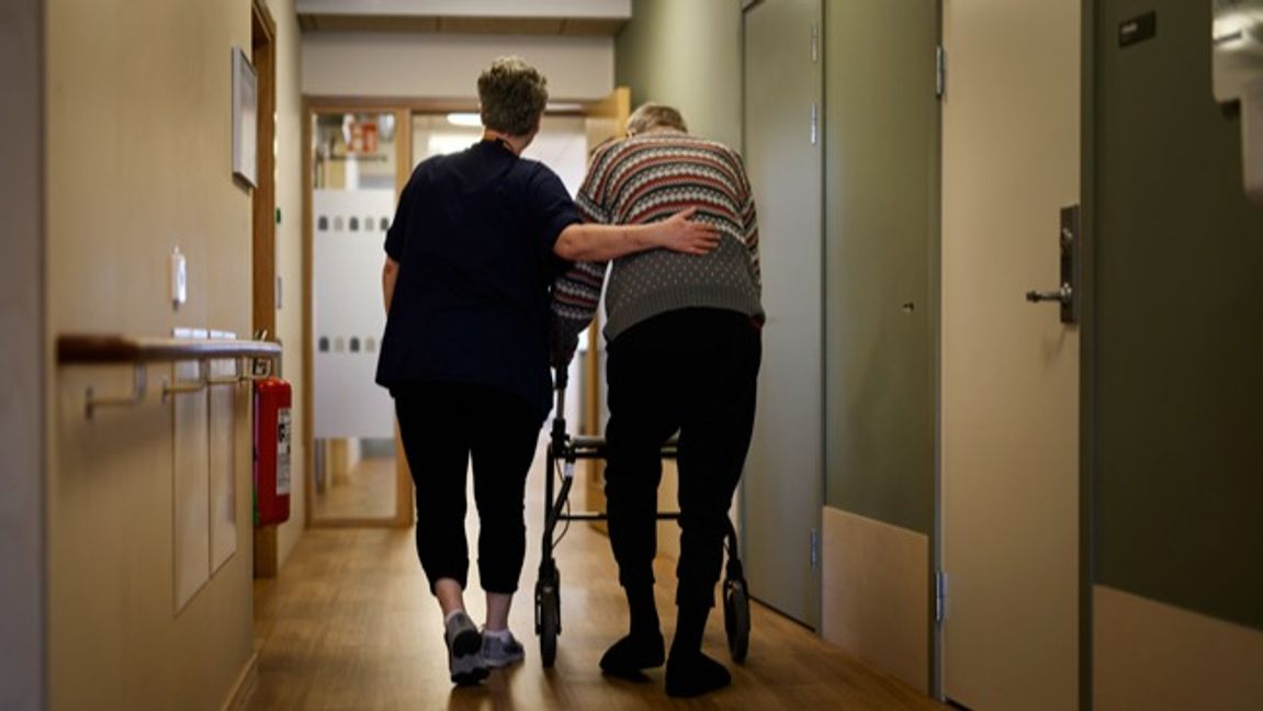 Hemtjänstföretaget AOV registrerade över 300 falska besök hos en person som befann sig utomlands. Nu häver Örebro kommun avtalet och polisanmäler företaget. Foto: Oscar Olsson/TT.