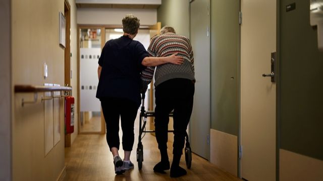 Hemtjänstföretaget AOV registrerade över 300 falska besök hos en person som befann sig utomlands. Nu häver Örebro kommun avtalet och polisanmäler företaget. Foto: Oscar Olsson/TT.