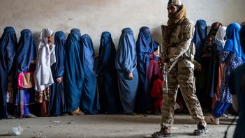 En taliban vaktar kvinnor som köar för hjälpsändningar med mat i Kabul. Arkivbild. Foto: EBRAHIM NOROOZI/AP/TT