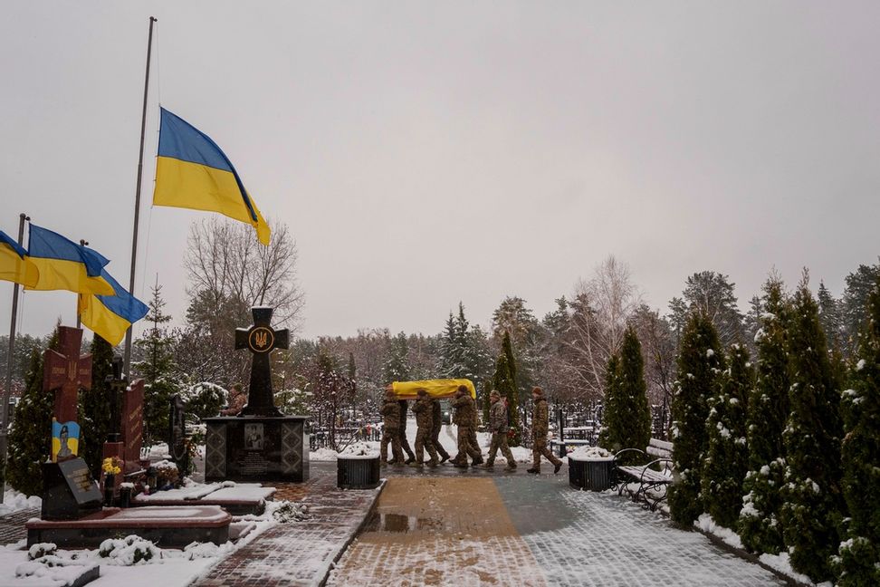 Begravning av en ukrainsk soldat som stupat i ryska Kursk. Arkivbild. Evgeniy Maloletka/AP/TT