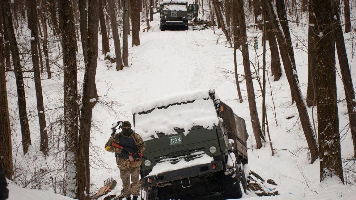 Ukrainska styrkor inspekterar på måndagen skadade militärfordon i utkanten av Charkiv, i nordöstra Ukraina. Foto: Marienko Andrew/AP/TT