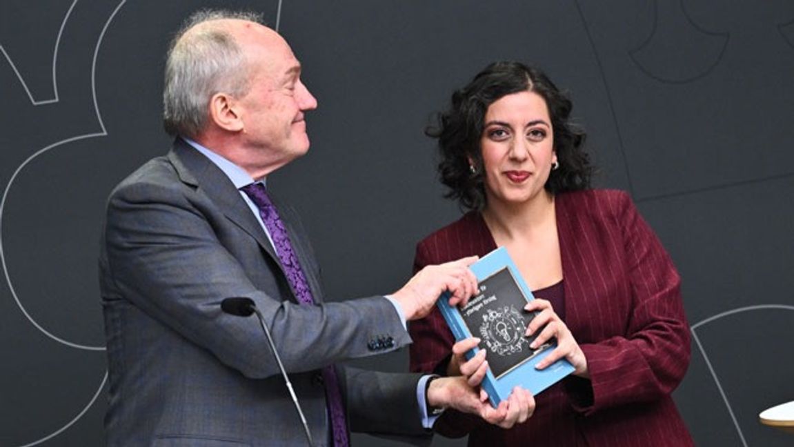 Utbildningsminister Simona Mohamsson (L) och utredaren Joakim Stymne presenterade förslagen under fredagen. Foto: Claudio Bresciani/TT