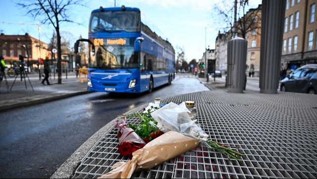 Minnesplats efter bussolyckan där tre personer omkom under fredagseftermiddagen. Foto: Christine Olsson/TT