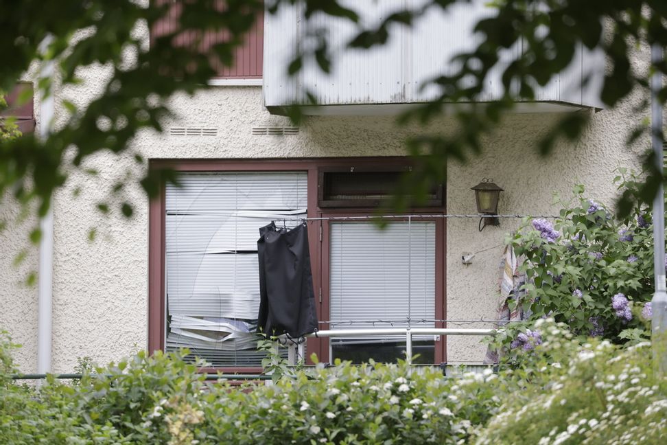 En person har förts till sjukhus efter att något exploderat i en lägenhet i Örebro tidigt under onsdagsmorgonen. Foto: Kicki Nilsson/TT