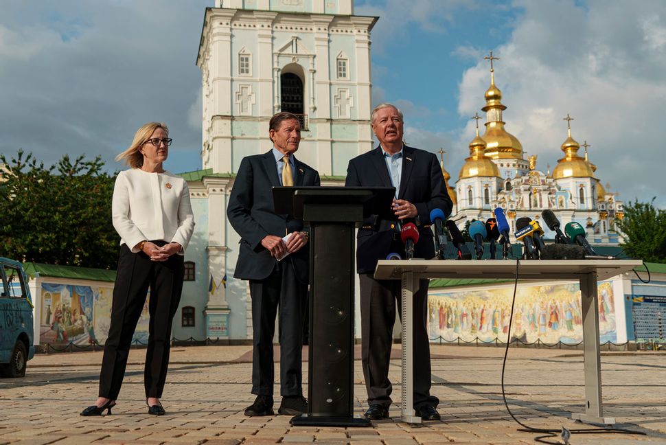 De amerikanska senatorerna Richard Blumenthal och Lindsey Graham tar täten för ett partiöverskridande sanktionspaket mot Ryssland. Här höll de en pressträff i Kiev i fredags förra veckan. Foto: Vasilisa Stepanenko/AP/TT