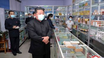 Kim Jong-Un besöker ett apotek i huvudstaden. Foto: TT