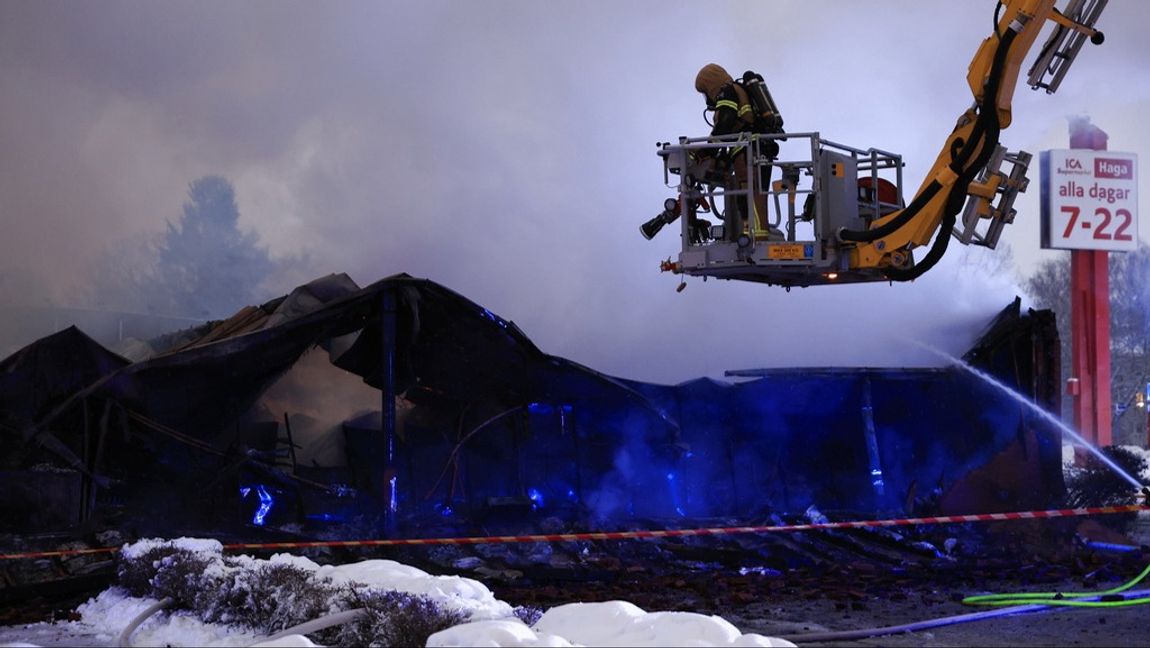 Byggnaden med matbutiken har rasat i branden i Haga i Västerås. Foto: ALI LORESTANI/TT