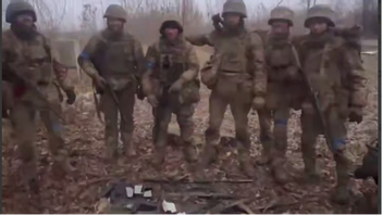 Soldater från det ukrainska 24:e stormregementet ”Ajdar” med erövrade ryska vapen efter att ryska positioner rensats i Zaporizjzjiafronten i februari 2026. Foto: Telegram