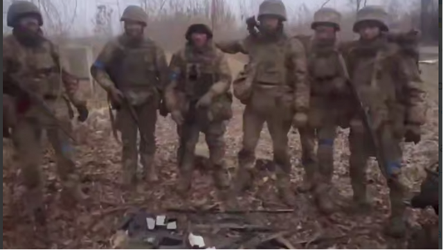 Soldater från det ukrainska 24:e stormregementet ”Ajdar” med erövrade ryska vapen efter att ryska positioner rensats i Zaporizjzjiafronten i februari 2026. Foto: Telegram