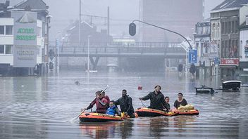 People use rubber rafts in floodwaters after the Meuse River broke its banks during heavy flooding in Liege, Belgium, Thursday, July 15, 2021. Heavy rainfall is causing flooding in several provinces in Belgium with rain expected to last until Friday. Photo: Valentin Bianchi/AP