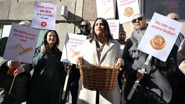 Nooshi Dadgostar manifesterar mot matjättarna. Foto: Jessica Gow/TT.