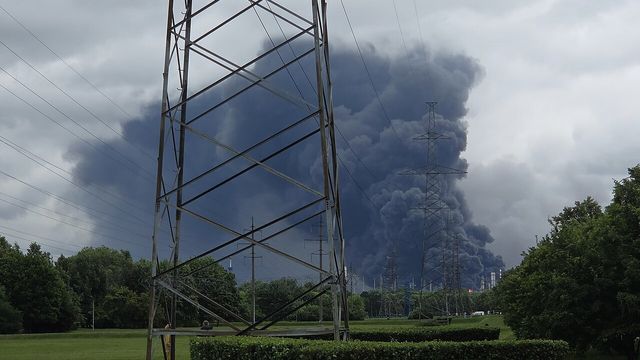 Brand på oljeraffinaderiet i Kapotnja i sydöstra Moskva den 18 juni 2026 efter att ukrainska drönare några timmar tidigare attackerat. Foto: Rotafinus / Wikimedia commons