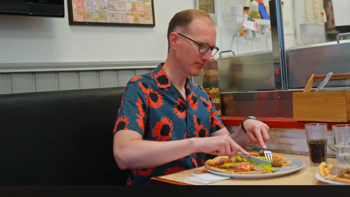 Kanske skulle en kebabpizza bli bron mellan Jan Jönsson och Jimmie Åkesson? Foto: skärmdump YouTube