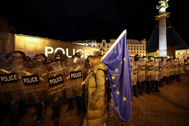En kvinna med EU-flagga konfronterar kravallutrustad polis i Georgiens huvudstad Tbilisi på torsdagen. Foto: Giorgi Arjevanidze/AFP/TT