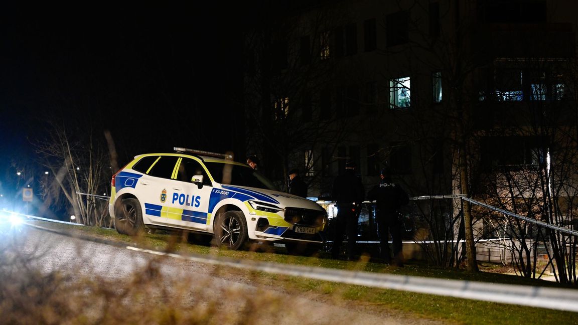 Polis på plats efter att det kommit in ett larm om en detonation vid en port i Vinsta i Vällingby. Foto: Pontus Lundahl/TT