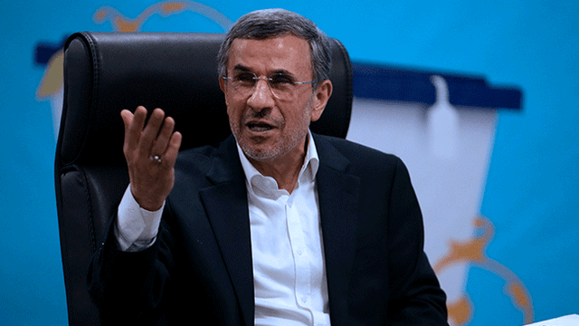 Mahmoud Ahmadinejad registrerar sig som presidentkandidat 2024. Han stoppas senare från att delta av väktarrådet. Bild: AP Photo/Vahid Salemi