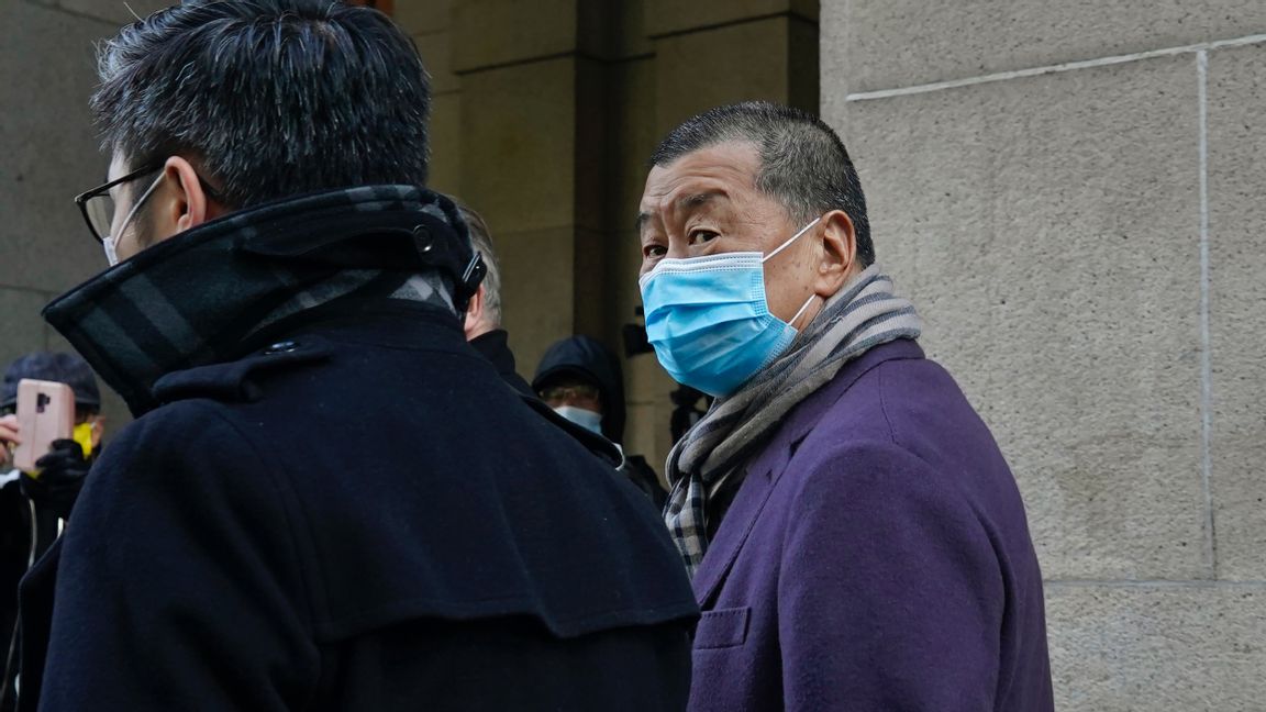 Kin Cheung/AP/TT
Jimmy Lai (till höger) utanför rätten i Hongkong under en paus i förhandlingarna.