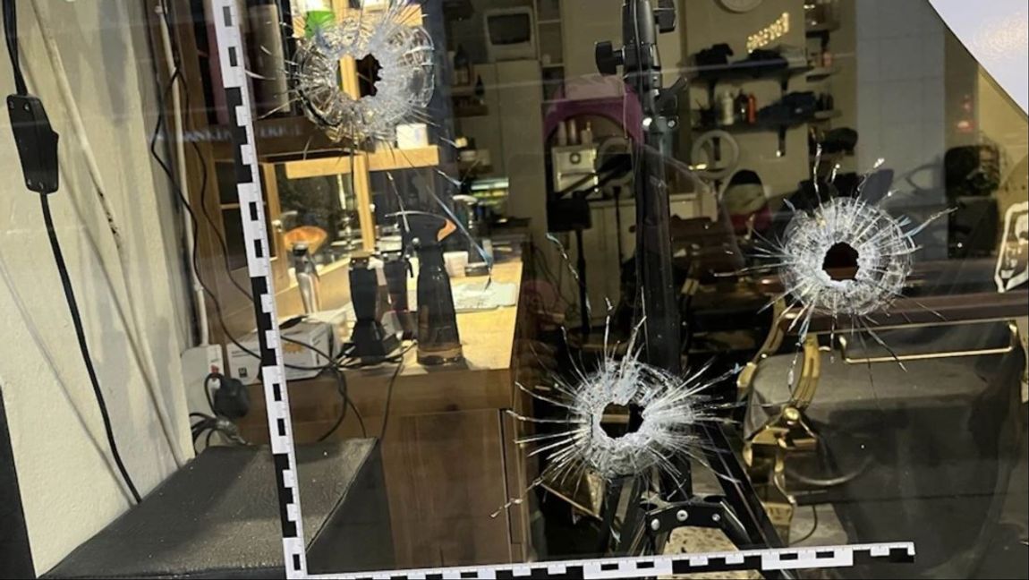 Polisen kunde gripa den misstänkte skytten inom tio minuter efter larmet om skottlossning mot frisörsalongen på S:t Persgatan i Uppsala. Foto: Åsa Wistedt