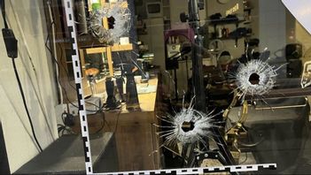 Polisen kunde gripa den misstänkte skytten inom tio minuter efter larmet om skottlossning mot frisörsalongen på S:t Persgatan i Uppsala. Foto: Åsa Wistedt