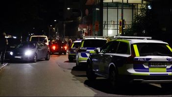 Avspärrningar och polis i Tensta efter larm om skottlossning. Foto: Stefan Jerrevång / TT