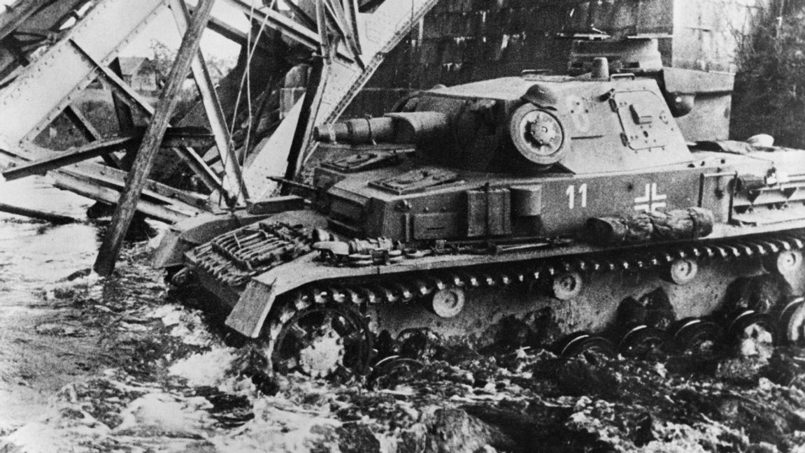 Arkivbild. Sovjet omkring 1942. Tysk stridsvagn av modell Panzerkampfvagen IV avancerar i vattnet under en sprängd bro på sovjetisk mark. Foto: Pressens Bild / Scanpix/TT