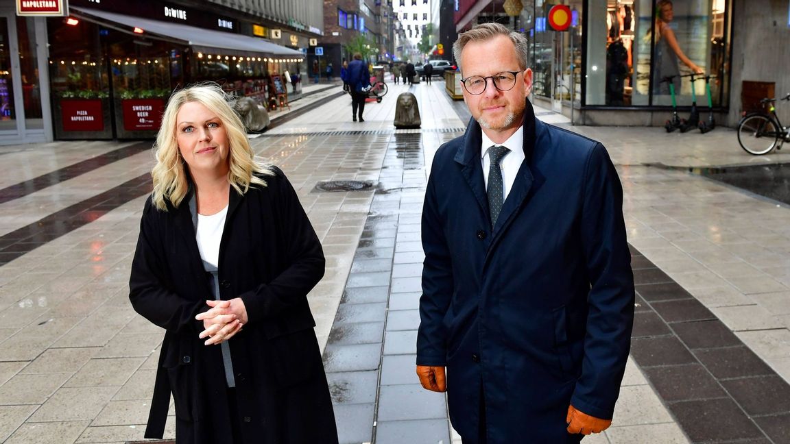 Socialminister Lena Hallengren och inrikesminister Mikael Damberg vill att myndigheter ska kunna hindra barn att vistas på olämpliga platser. Foto: TT.