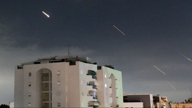 Israels sköt ned majoriteten av projektilerna från Iran, enligt den israeliska militären. Bilden är tagen i centrala Israel. Foto: TOMER NEUBERG/AP/TT